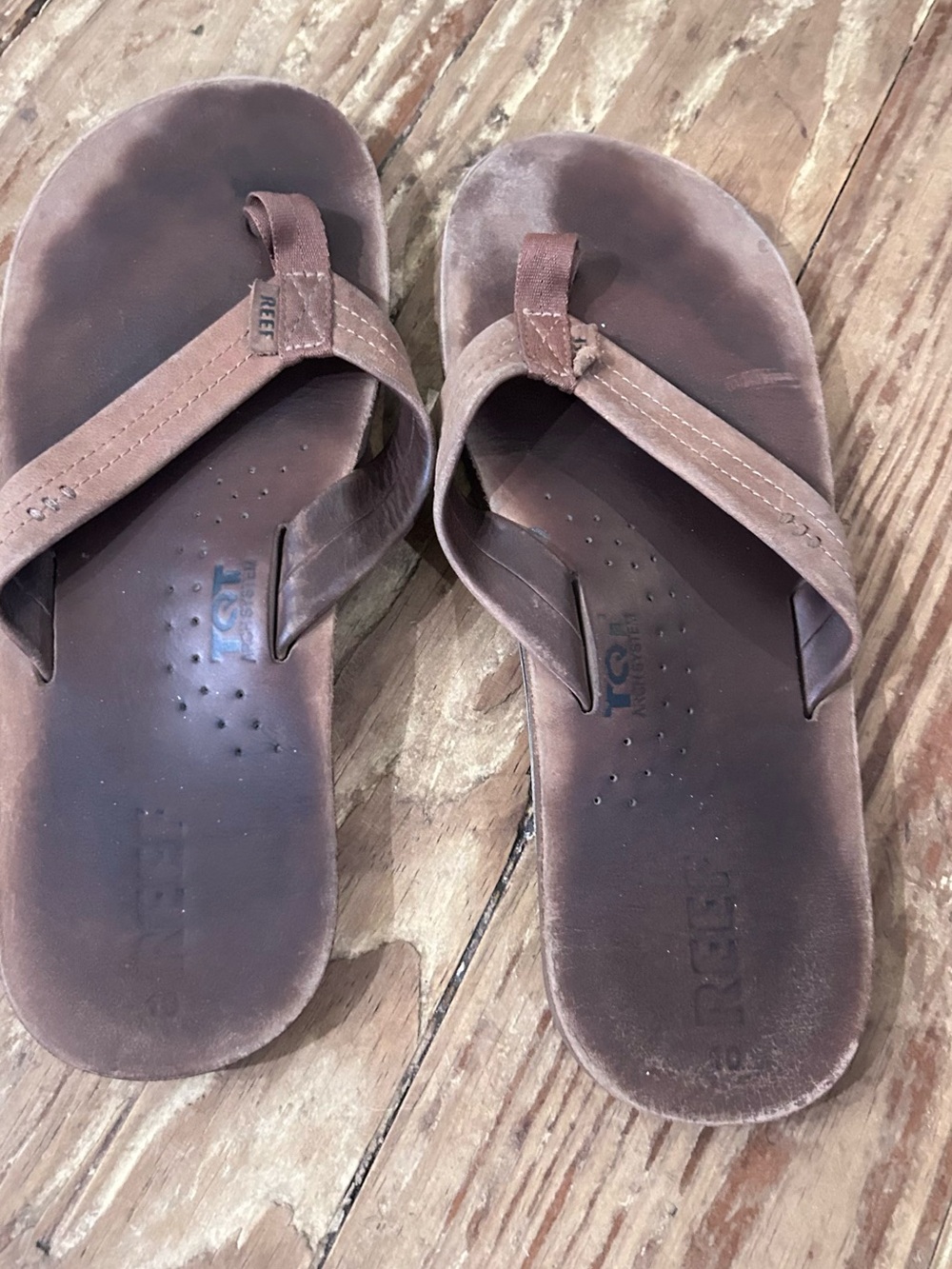 Reef Men's Brown Leather Flip-Flop Sandals with Contoured Footbed